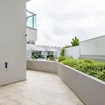 Daire Luxury Poolside View