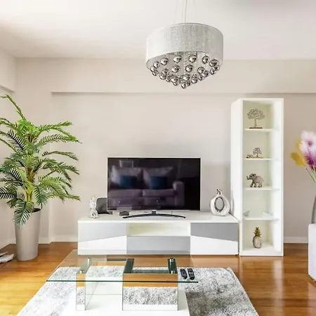 Luxury Poolside View Apartment