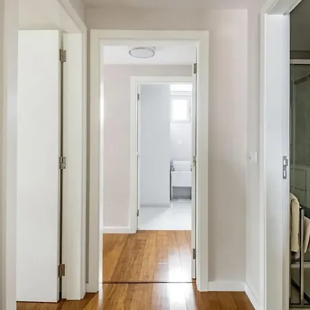 Luxury Poolside View Apartment *