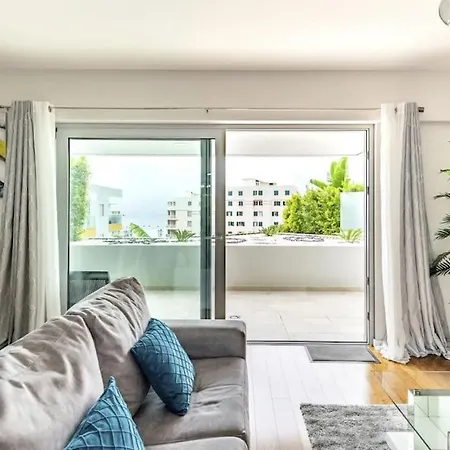 Luxury Poolside View *