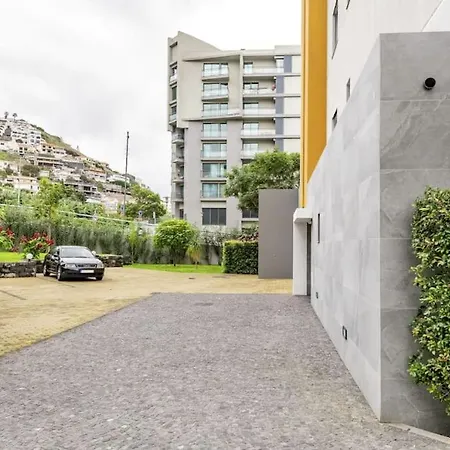 Luxury Poolside View *