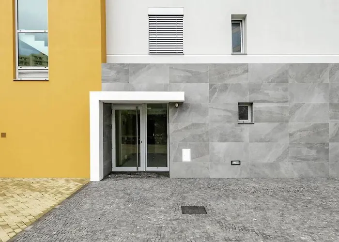 Luxury Poolside View Apartment Funchal (Madeira)
