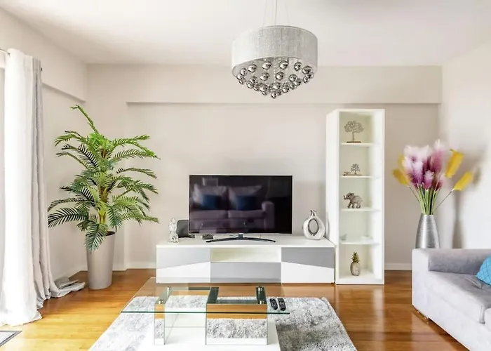 Luxury Poolside View Apartment