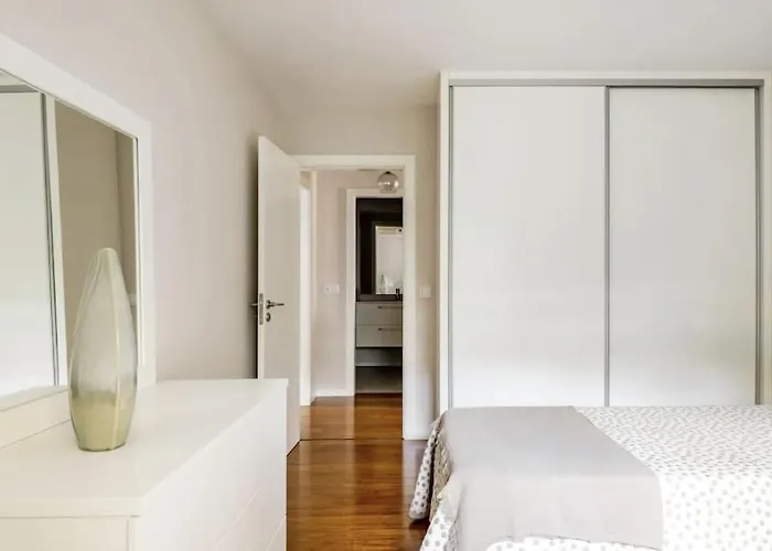 Luxury Poolside View *