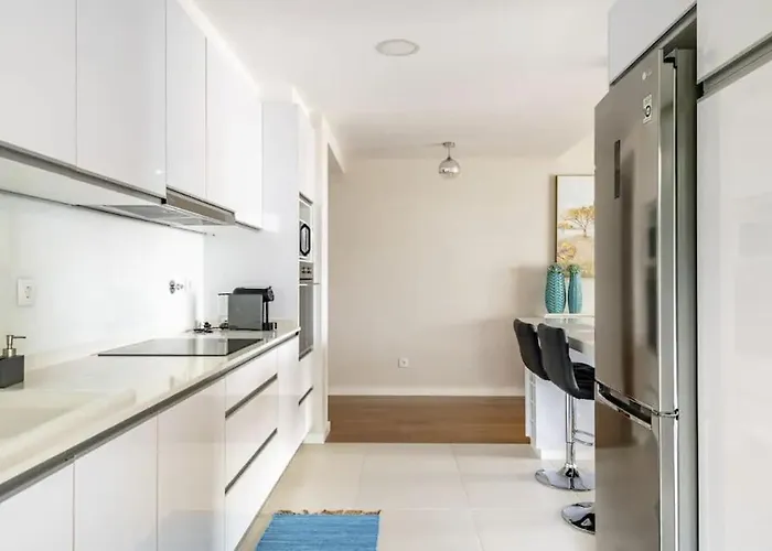 Luxury Poolside View Apartment *