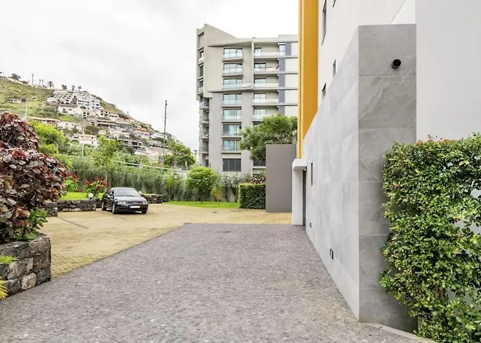 Luxury Poolside View *