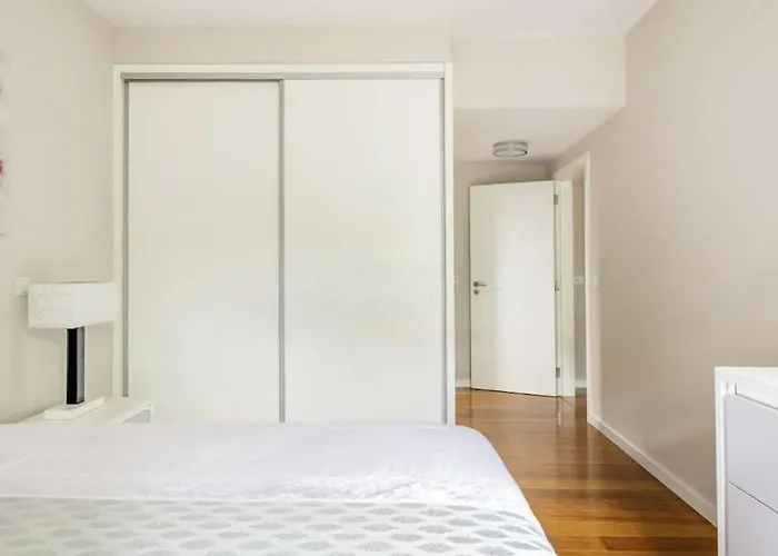 Luxury Poolside View Apartment *